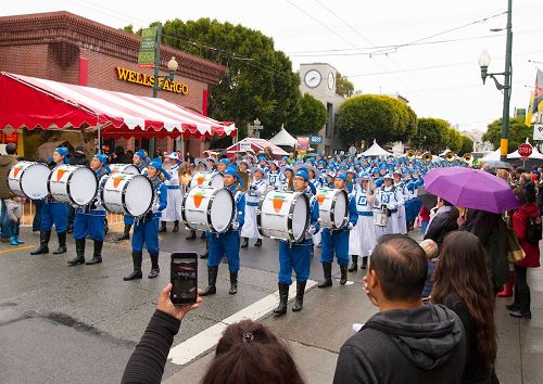 '图5：easter parade6　法轮功天国乐团受欢迎'