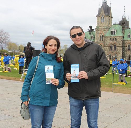 '图8：来自魁北克的Zrno和先生Amer在现场停留了很长时间，他们表示祥和的能量场很强 令他们想马上学功。'