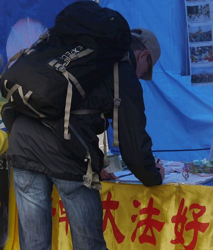 '图6～9：签名希望能够制止中共迫害法轮功及活摘罪行'