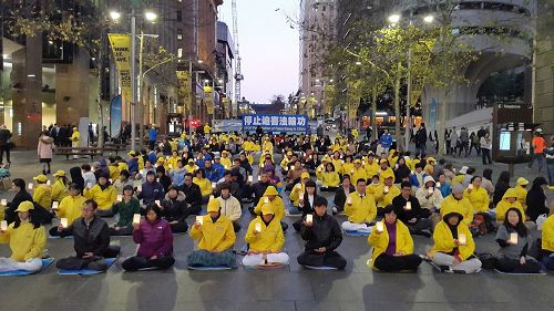 '图2：夜幕降临，法轮功学员举办烛光悼念，呼唤良知。'