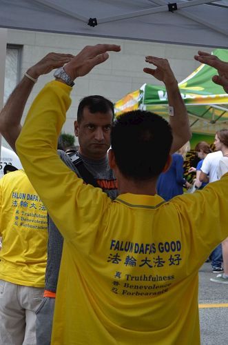 '图1～2：加拿大国家青年日活动，民众踊跃学炼法轮功'