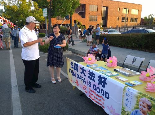 '二零一七年七月一日傍晚，洛杉矶学员在亚凯迪亚市举办的美国独立日庆典活动中设立了摊位，向当地民众和游客传播法轮功的真相。'