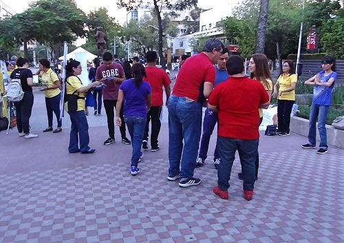 '图6～8：墨西哥法轮功学员在讲真相'