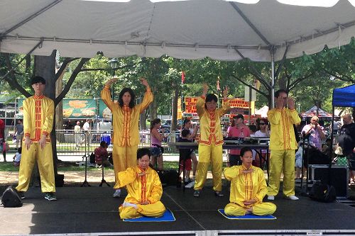 图3：法轮功学员在费城独立日庆典活动中演示法轮功功法。