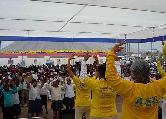 应国家卫生部邀请 秘鲁学员在社区教功