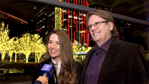 '图16：知名女演员玛丽亚·博韦（Marya Beauvais）与电影制片人迭博·马卡姆（Steb Markham）先生观看演出之后，激动地表示，如此神奇的巨作正是今天世界所需要的。'