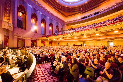 图3：二零一八年一月二十七日和二十八日，神韵纽约艺术团在圣路易斯皮博迪歌剧院（Peabody Opera House）上演了三场演出。图为二十七日下午演出大爆满的盛况。