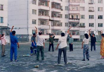 '图2：小区的晨炼（一九九六年拍摄）'