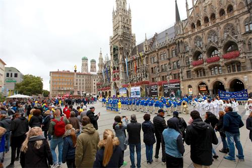 '图1：法轮功学员在市中心玛琳广场举办集会'