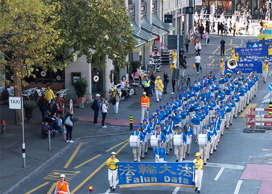 瑞士苏黎世游行 路人支持法轮功