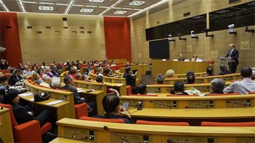 图1：“纪念《世界人权宣言》发表七十周年”研讨会在法国参议院内的Medicis大厅举行。图为会议现场。