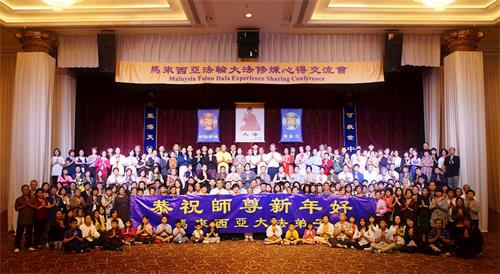 '图7：新的一年即将来临，学员们满怀感恩的提前向师尊恭贺新年好，感谢师尊的慈悲救度，把法轮大法的美好带给了这里的众生。'