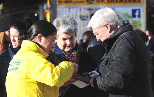 图4～5：很多行人签名支持法轮功学员反迫害。