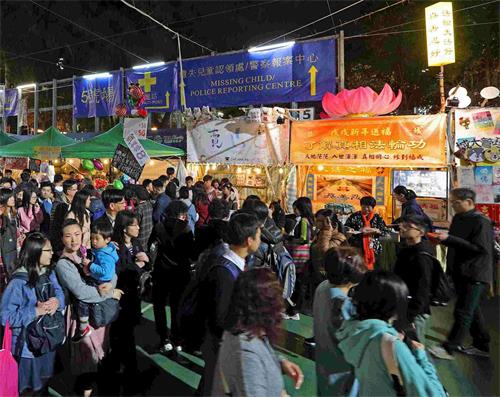 '图10：法轮功学员在维园年宵市场开设的真相摊位，大受民众欢迎。'