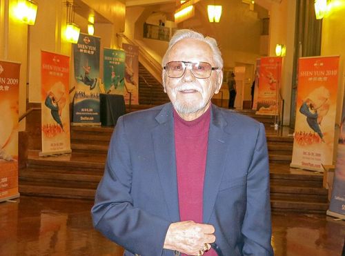 年近九旬的历史学家乔·贝格诺（Joe Bagnall）博士观看完一月三十日晚在加州艺术中心（California Center for the Arts, Escondido）的神韵晚会后表示自己非常喜欢当晚的演出。他说：“（演出）优美动人，品味十足，拨动我心底的和弦。”