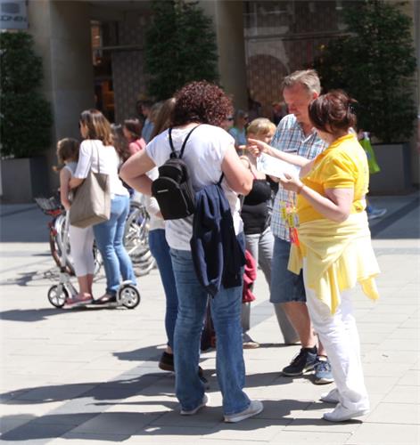 '图9：民众在了解法轮功真相'