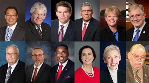 '图1：美国大达拉斯地区十二城市褒奖法轮大法。图为宣布法轮大法日、颁发嘉奖令的十二个城市市长（从左到右）：艾迪逊市长周建源?（Joe?Chow），艾伦市长斯蒂芬•特雷尔（Stephen?Terrell），阿灵顿市长?杰夫•威廉姆斯（W.Jeff.?Williams），科林斯市市长比尔•海德曼（Bill?Heidemann），嘉兰市市长道格拉斯•阿塔斯（Douglas?Athas），高地村市市长夏洛特•威尔科克斯（Charlotte?Wilcox），路易斯维尔市长鲁迪•达勒姆（Rudy?Durham），墨菲市市长斯科特•布兰德里（Scott?Bradley），布兰诺市市长哈里•拉罗斯里尔（Harry?LaRosiliere），南湖市长劳拉•希尔（Laura?Hill），西湖市长劳拉•惠特（Laura?Wheat）和怀特赛特曼特市市长罗纳德•怀特（Ronald?White）。'