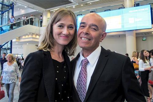 '图12：五月十九日下午，公司老板沃尔特·皮内达（Walter?Pineda）先生带着女友卡特里娜（Katrina?Hvizdoa）观看了神韵在英国伯明翰的演出。他们表示，非常喜欢神韵。'