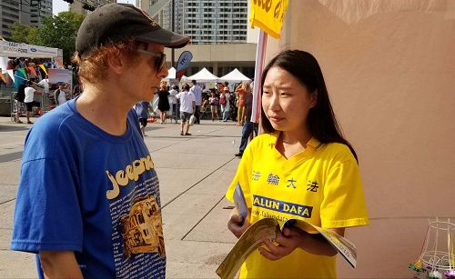 游客托马斯了解法轮功真相。