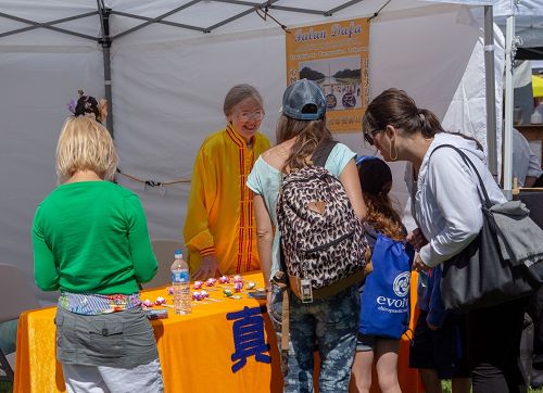 图2：法轮功学员在西雅图玉兰区的夏日庆典上设置展位介绍功法