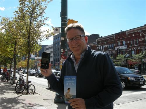 '图6：美国波士顿房地产经纪史蒂夫汉德勒（Steve?Handler）先生（左）及其手机视频中的女儿Kayla及朋友一行'