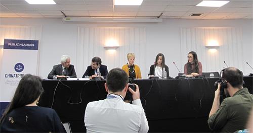 图4：二零一八年十二月八日上午，英国华威大学生物伦理学教授希瑟·德雷珀（Heather Draper，右三）在“独立人民法庭”新闻发布会上。