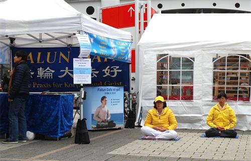 '图1：二零一九年十月十六日法轮功学员在展会大厅前演示功法'