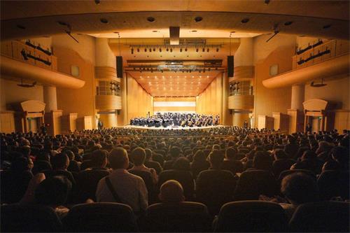 '图2：神韵交响乐团在新竹压轴演出，延续前十场的热烈盛况。'