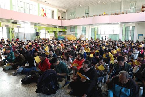 '图2：下午在中和国小活动中心集体学法修炼心得交流体会。'