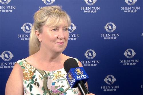 '图12：三月十日晚，作曲家、国家广播电台播音员凯莉亚当斯·科利尔（Kylie Adams-Collier ）观看演出后表示非常喜欢神韵演出中的传统故事。'