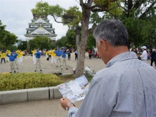 '图8：男士观光客：“今后会试着学炼法轮功”'