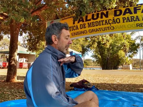 '图7：在七月二十日学员传真相期间，法布里齐奥（Fabrizio）先生了解到法轮大法的神奇美好，第二天就到公园炼功点学功。图为法布里齐奥在学炼法轮功第五套功法。'