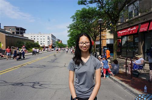 '图10：高中生Jade表示，“我也特别喜欢横幅上的“真、善、忍”，我觉得非常好。”'