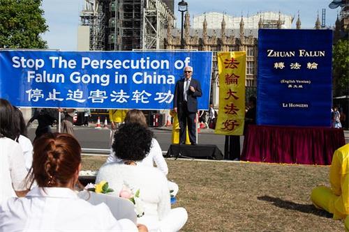 '图8：伦敦人权律师“独立人民法庭”法律顾问哈米德·萨比（Hamid Sabi）应邀在英议会广场“停止迫害法轮功”集会上发言'