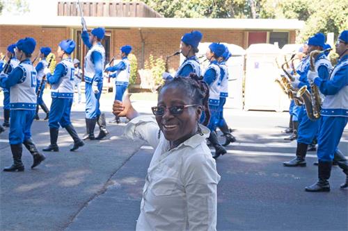 '图11：语言治疗师奥萨姆看到天国乐团，竖起大拇指'