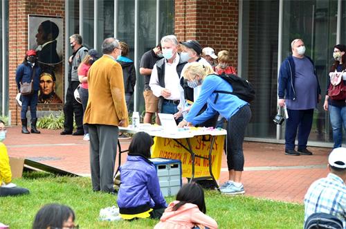 '图8：游客签名支持制止迫害。'