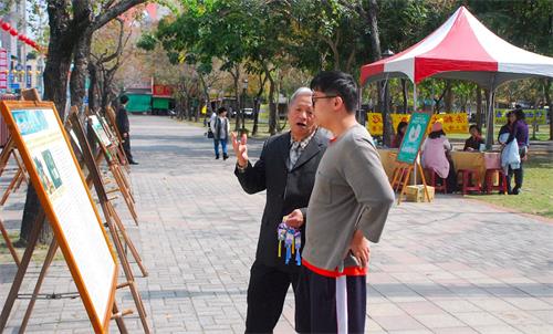 '图4：法轮功学员给游客讲真相'