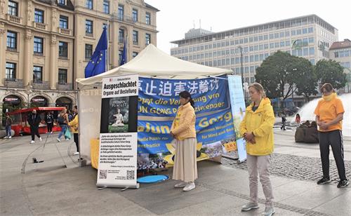 '图2～3：法轮功学员在慕尼黑卡尔斯广场（Karlsplatz）弘法。'