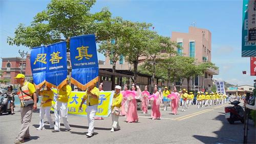 '图2：在金门街道上举行反迫害游行'