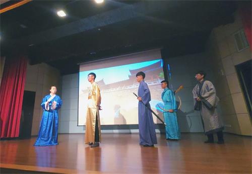 '图3：青年学子以戏剧演出传递良善的传统文化内涵。'