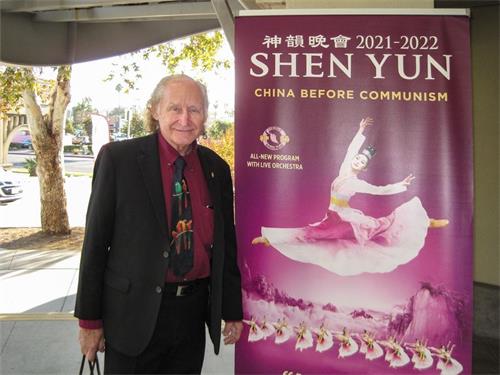 '图5：资深魔术师特瑞·鲁尼恩（Terry Runyon）于十月二十三日，在艾斯康迪都加州艺术中心观看了神韵环球艺术团的演出后，感受神韵的神奇，表示当神韵二个月后来圣地亚哥演出时，会再来观看。'