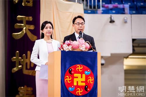 '图4：主持人恭读师父发来的贺词。'