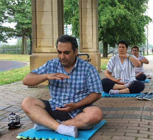 '图11：阿拉述（Arash）刚开始学炼静功。'