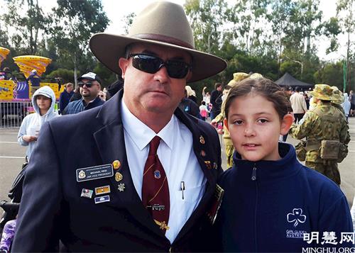 '图5：澳大利亚退伍和服务联盟黑镇分部副会长迈克尔·瑞德（Michael Reid ）和女儿都表示喜欢天国乐团演奏的乐曲，并说：“他们一直是很棒的。”'