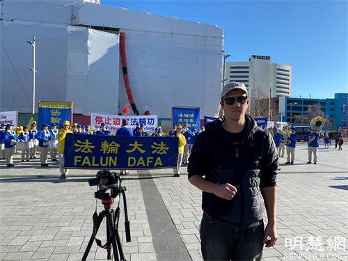 '图12：艾斯·文图拉希望让更多的人来支持法轮功。'