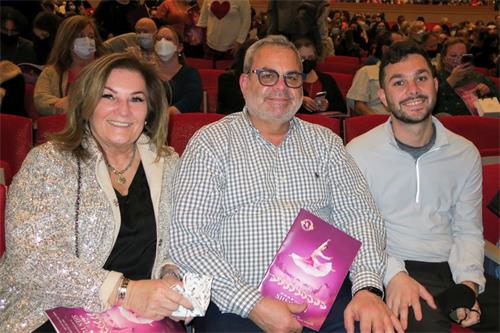 '图10：格林斯伯勒剧院的捐款人马克·菲尔兹医生（Marc Fields）与太太和儿子。（大纪元）'