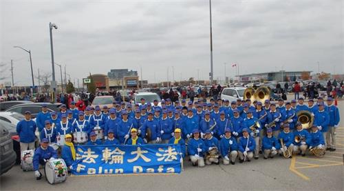 '图6：多伦多天国乐团学员恭祝师父新年好！'