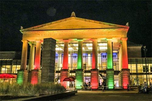 '图4：二零二一年十二月三十一日至二零二二年一月一日，神韵世界艺术团在美国北卡杜克能源中心罗利纪念礼堂（Raleigh Memorial Auditorium Duke Energy Center）上演三场演出。图为剧院外景。（大纪元）'