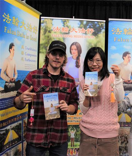 图3：卡森（左）表示自己要按真、善、忍去做。