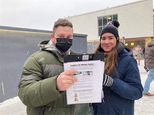 '图6～7：芬兰民众签名声援法轮功学员反迫害。'